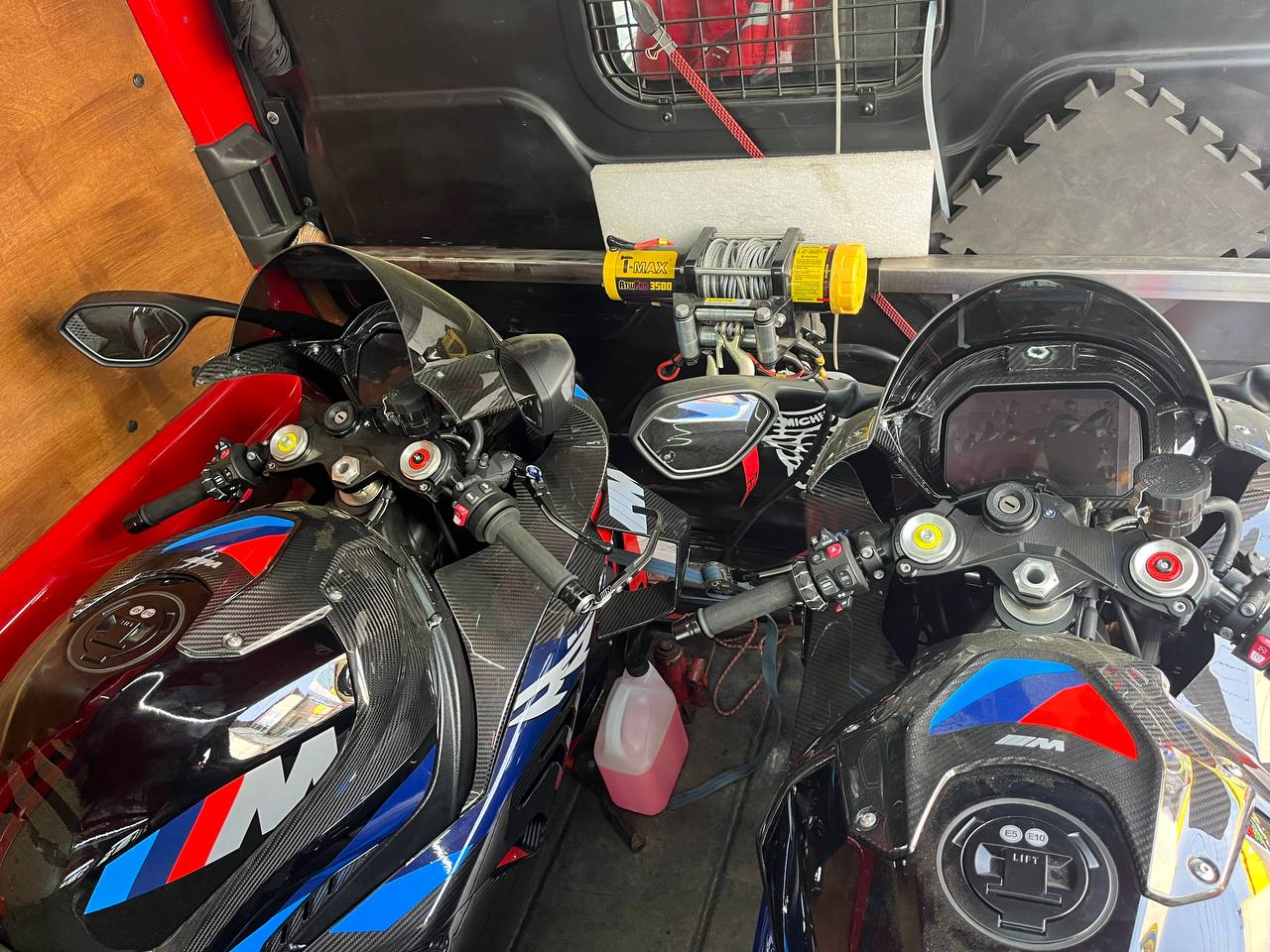 BMW M 1000 RR — гоночна версія S 1000 RR. Видно переднє крило, аеродинамічний обтічник, LED оптику та заднє крило.